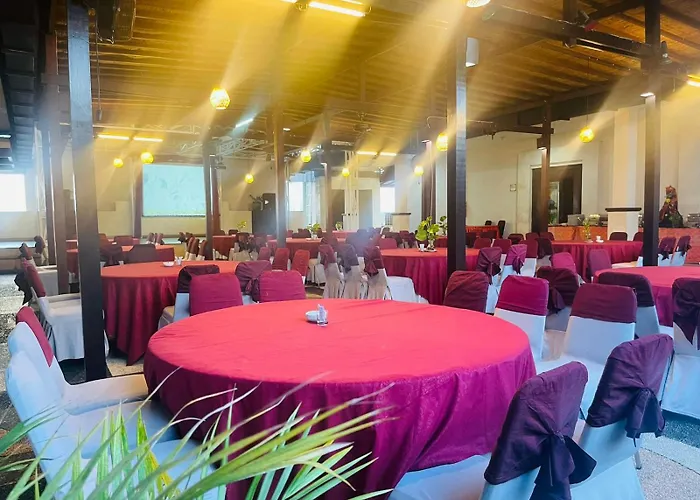 Nirmala & Convention Centre ホテル 2*