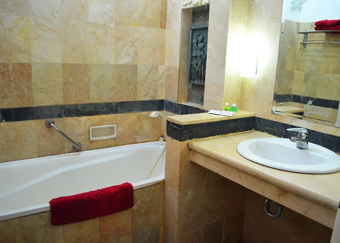 Nirmala & Convention Centre ホテル 2*