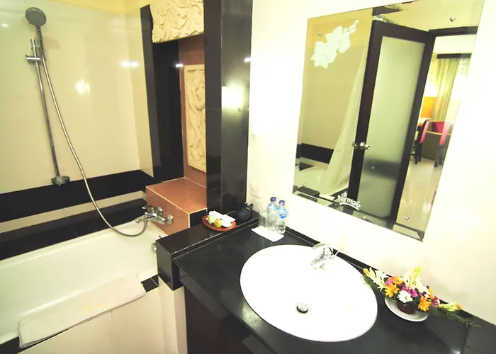 ホテル Nirmala & Convention Centre 2*