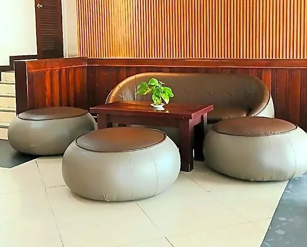 ホテル Nirmala & Convention Centre 2*