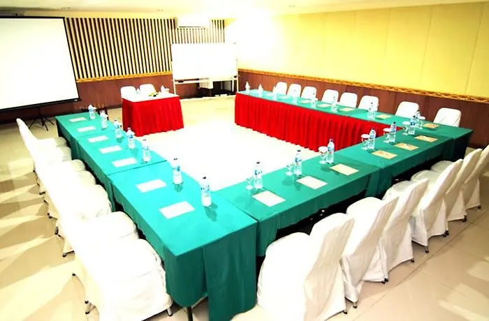 ホテル Nirmala & Convention Centre